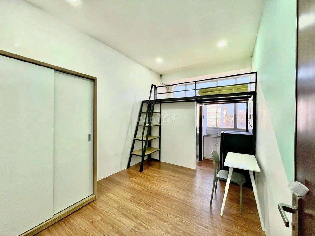 The entire interior, the vault, the elevator near the University of Economics (ueh) District 10