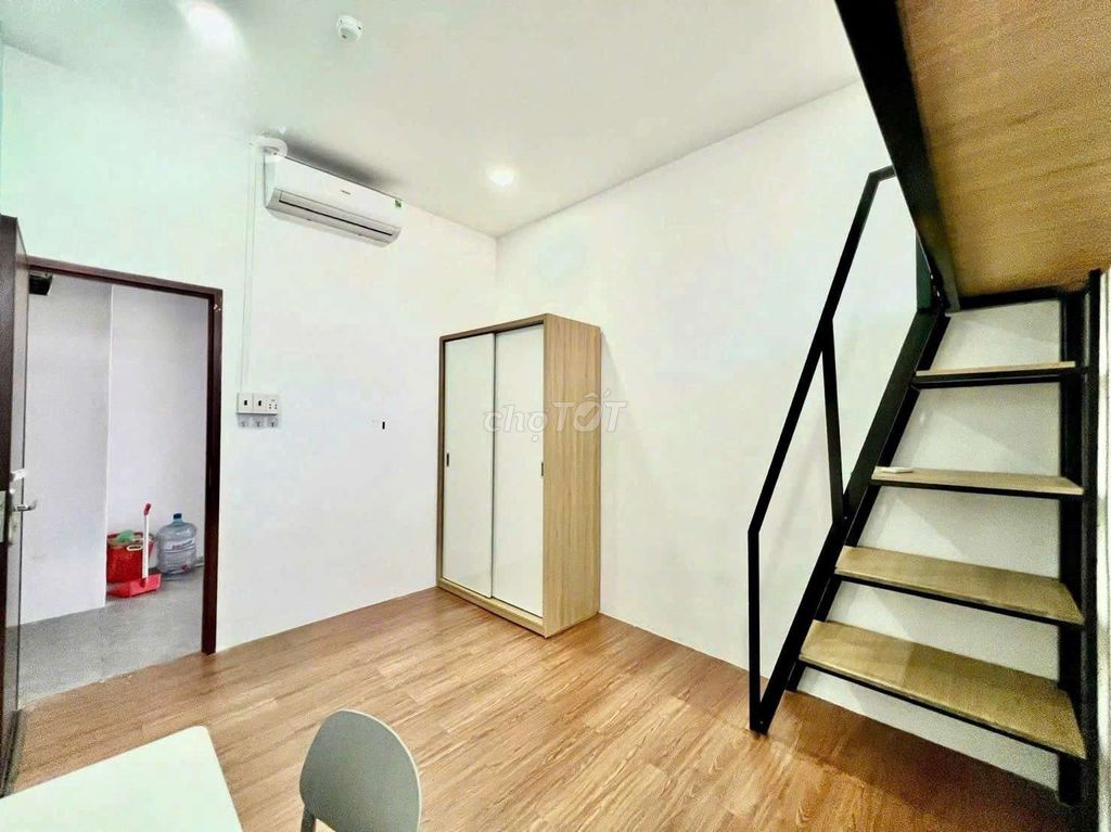 The entire interior, the vault, the elevator near the University of Economics (ueh) District 10