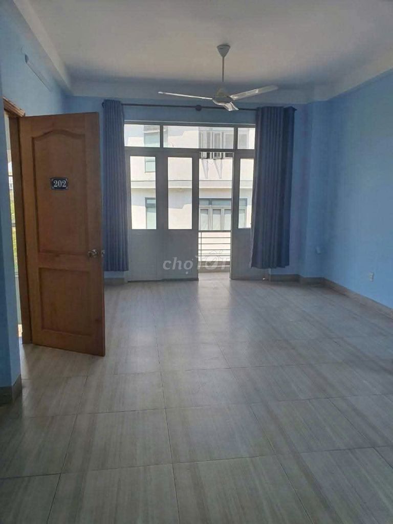 Room 50 meters, uniting small families, equipment, war machines, and large donations.