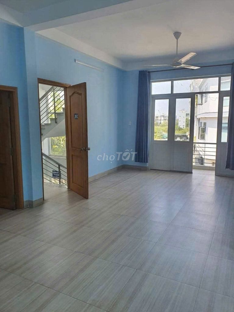 Room 50 meters, uniting small families, equipment, war machines, and large donations.