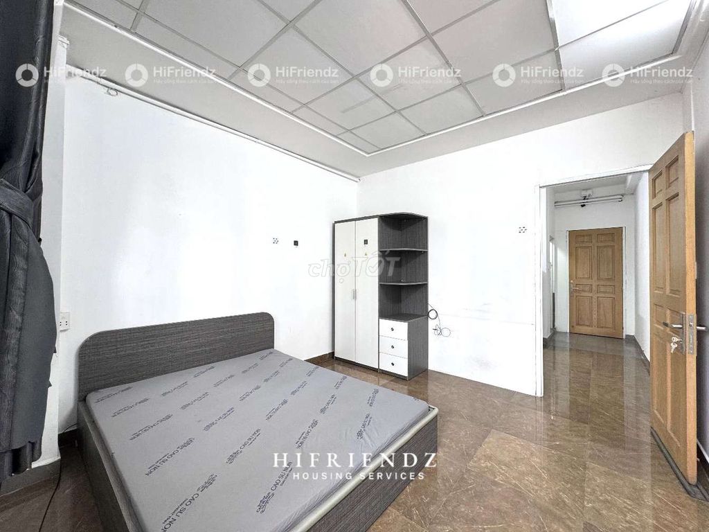 The studio is a full bedroom with bancol near the bridge.