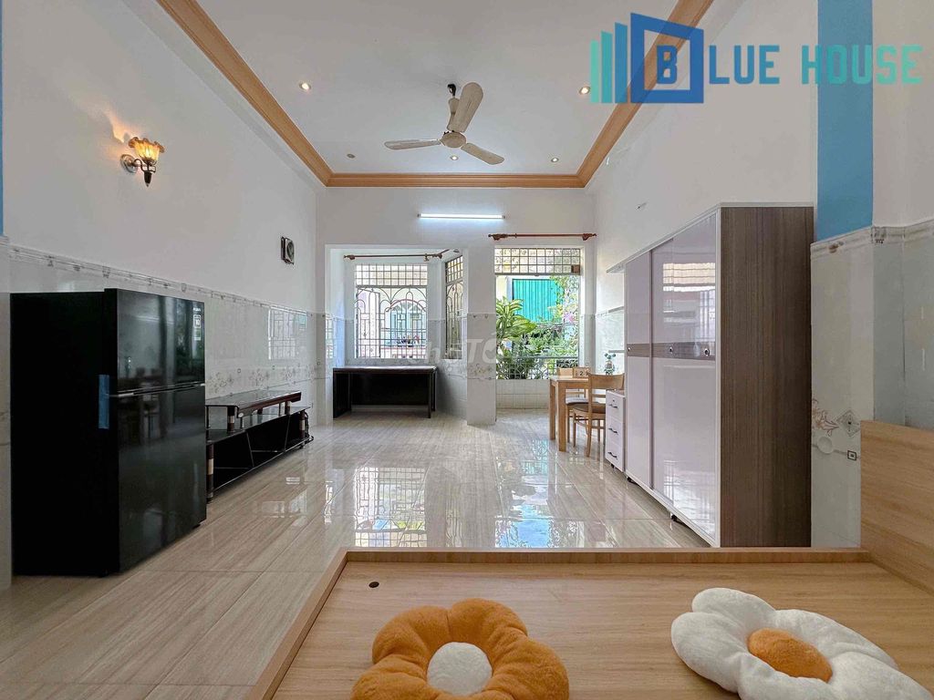 The balcony suite is wide and wide, 200 meters from the university.