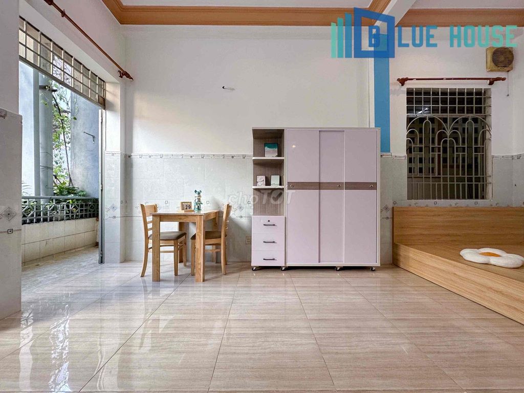 The balcony suite is wide and wide, 200 meters from the university.
