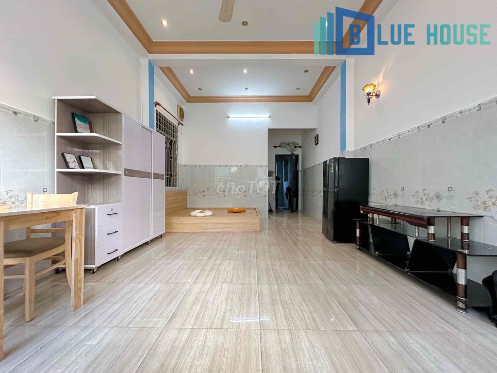 The balcony suite is wide and wide, 200 meters from the university.