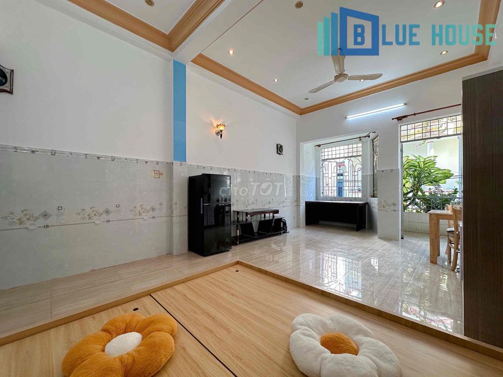 The balcony suite is wide and wide, 200 meters from the university.