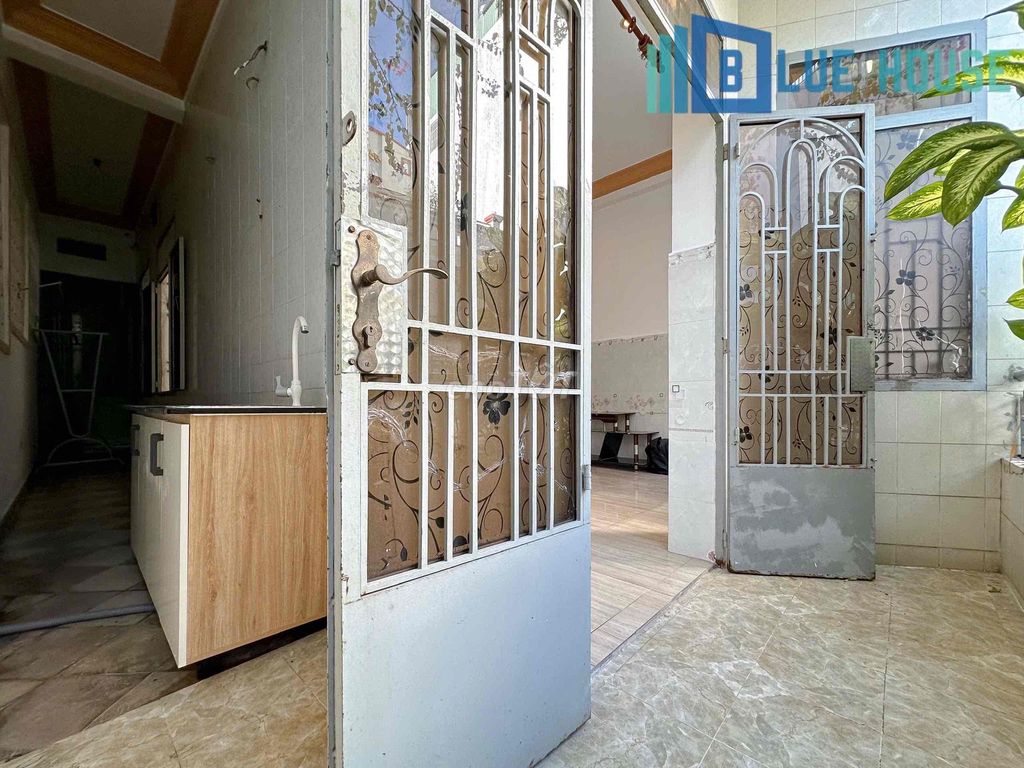 The balcony suite is wide and wide, 200 meters from the university.