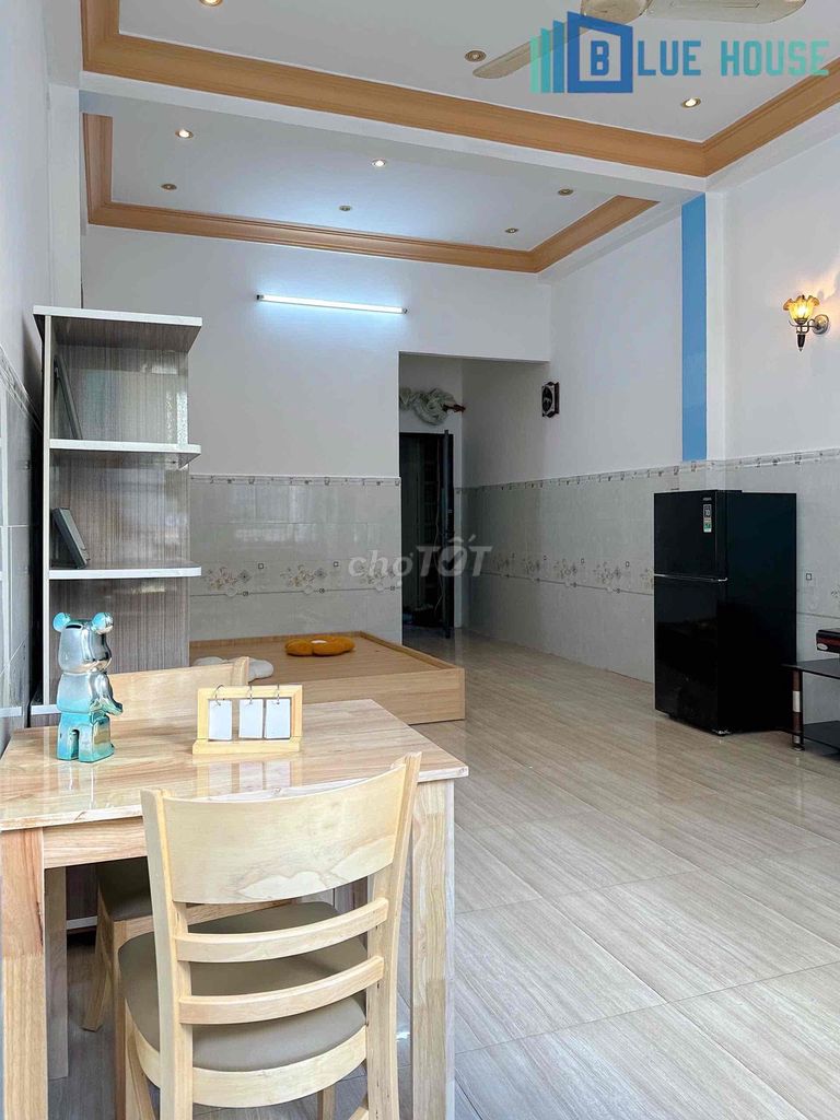 The balcony suite is wide and wide, 200 meters from the university.