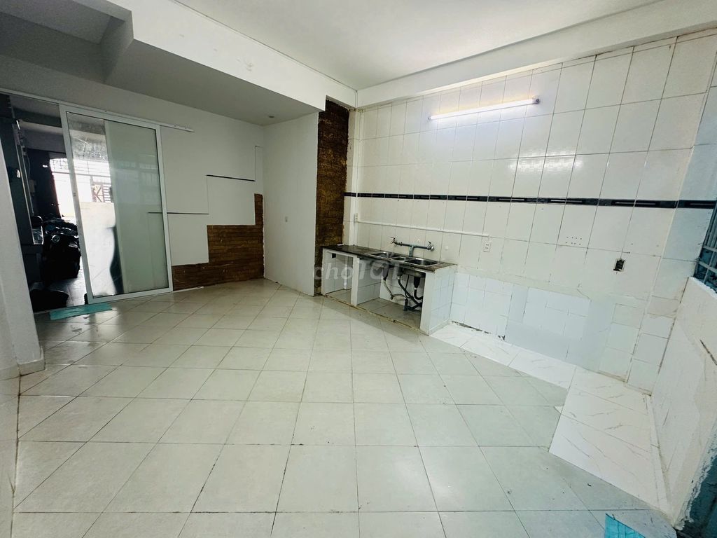 Renting Room in District 8 immediately.