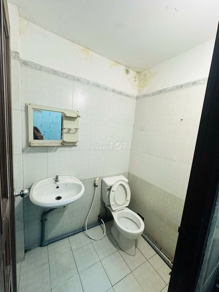 Renting Room in District 8 immediately.