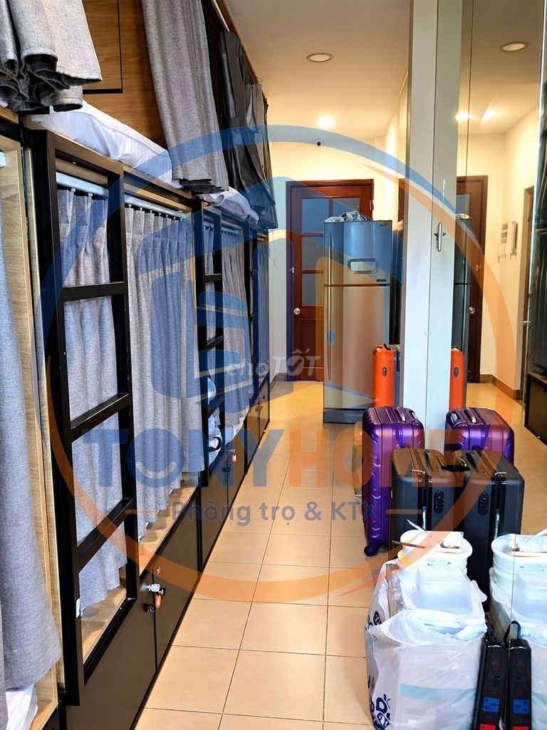 1st female dorm-- there's balconies--the kitchen and the toilet, room by room-- near the University of Parma.