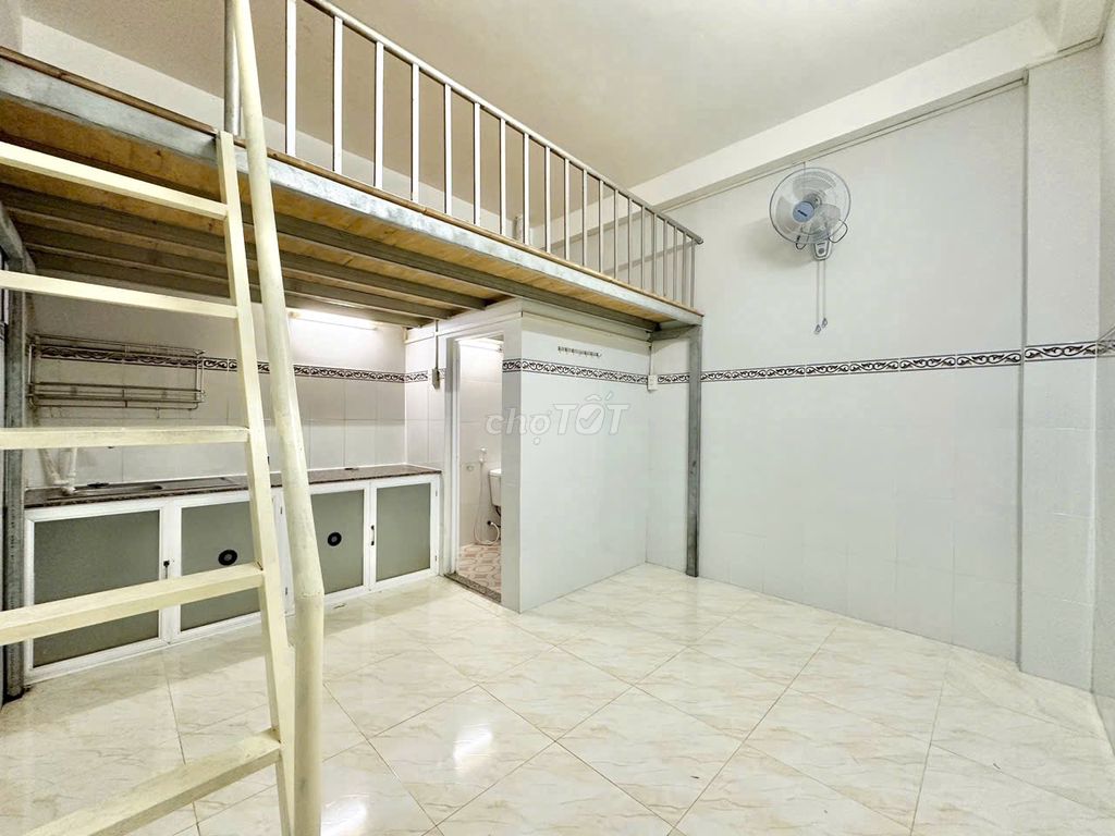 It's the owner who rented the air conditioning at the University of Cs2200 meters.