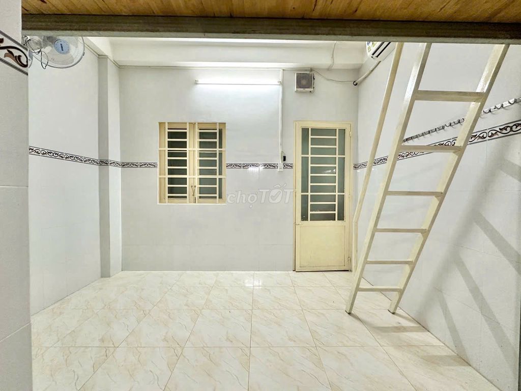 It's the owner who rented the air conditioning at the University of Cs2200 meters.