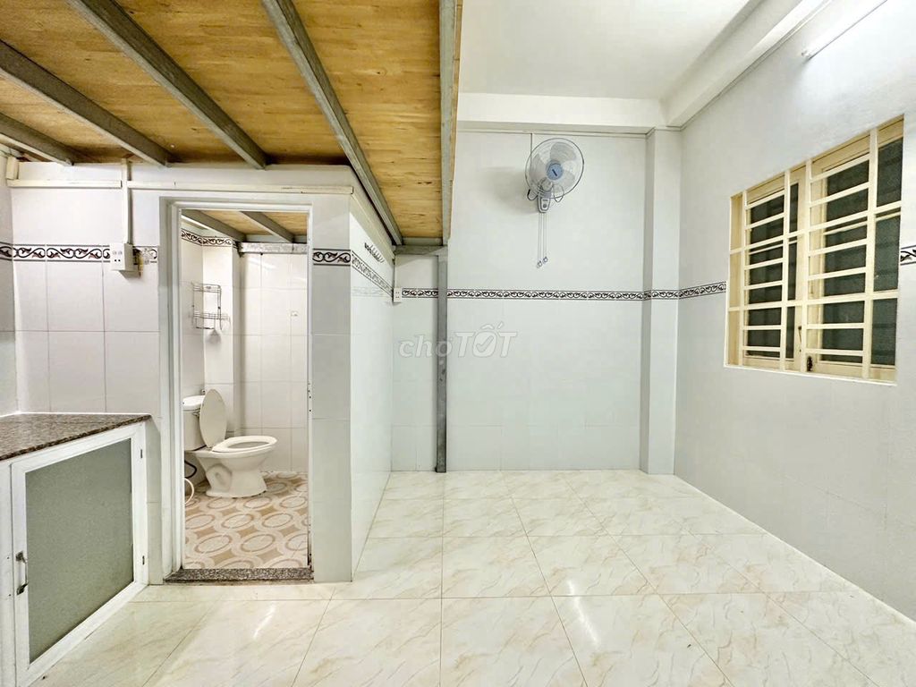 It's the owner who rented the air conditioning at the University of Cs2200 meters.