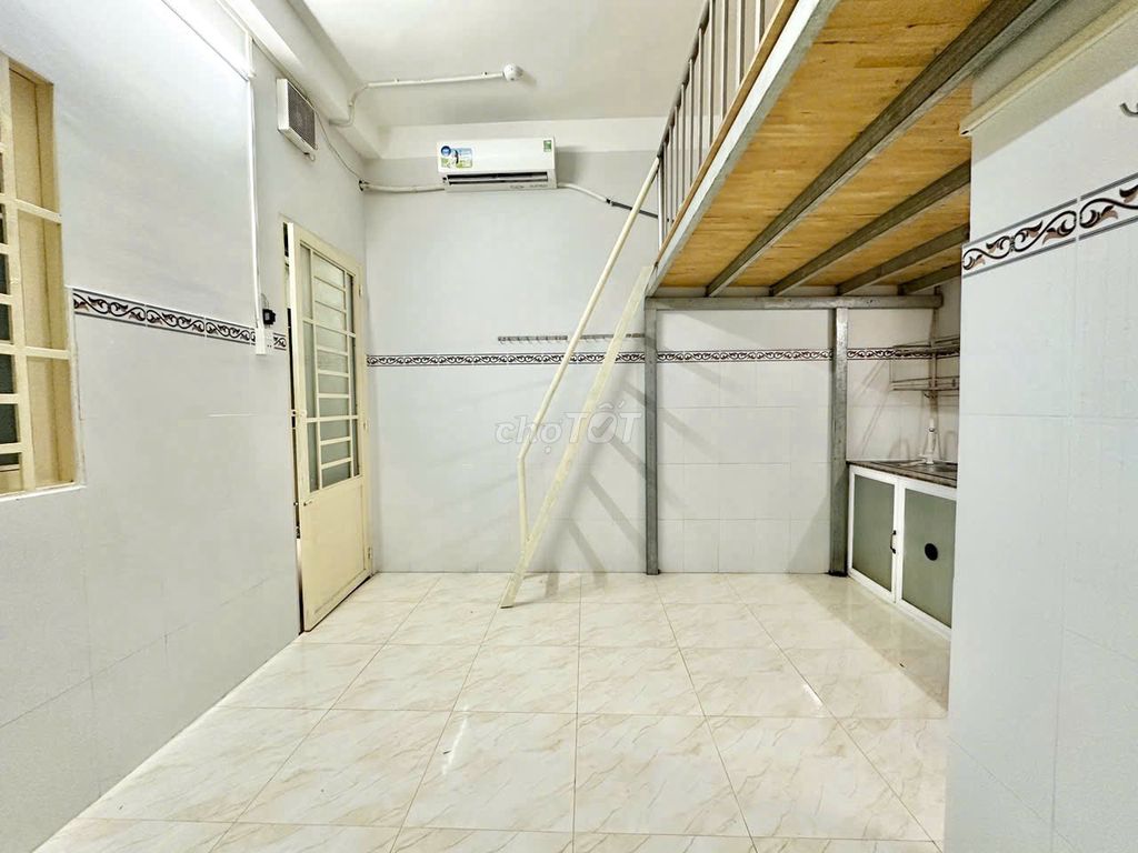 It's the owner who rented the air conditioning at the University of Cs2200 meters.