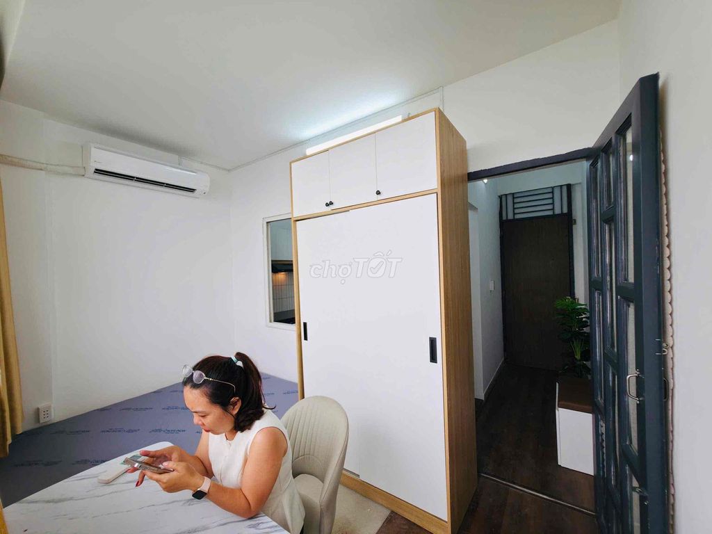 The studio is like a Bancol bedroom right next to the airport.