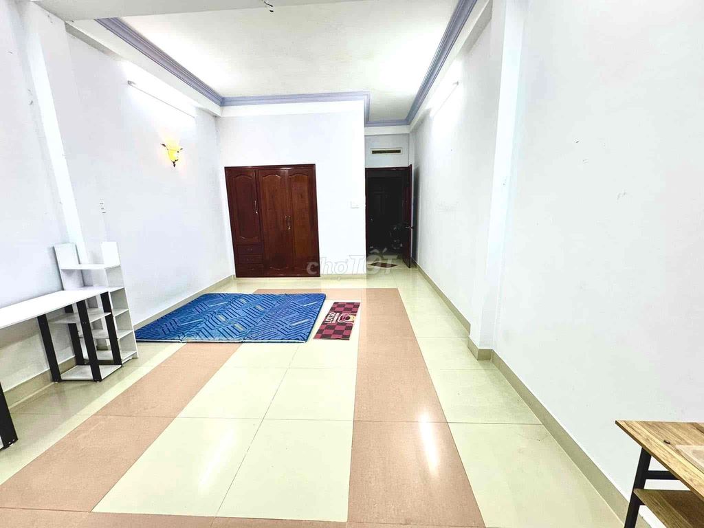 Renting room 11 N Banking House 7