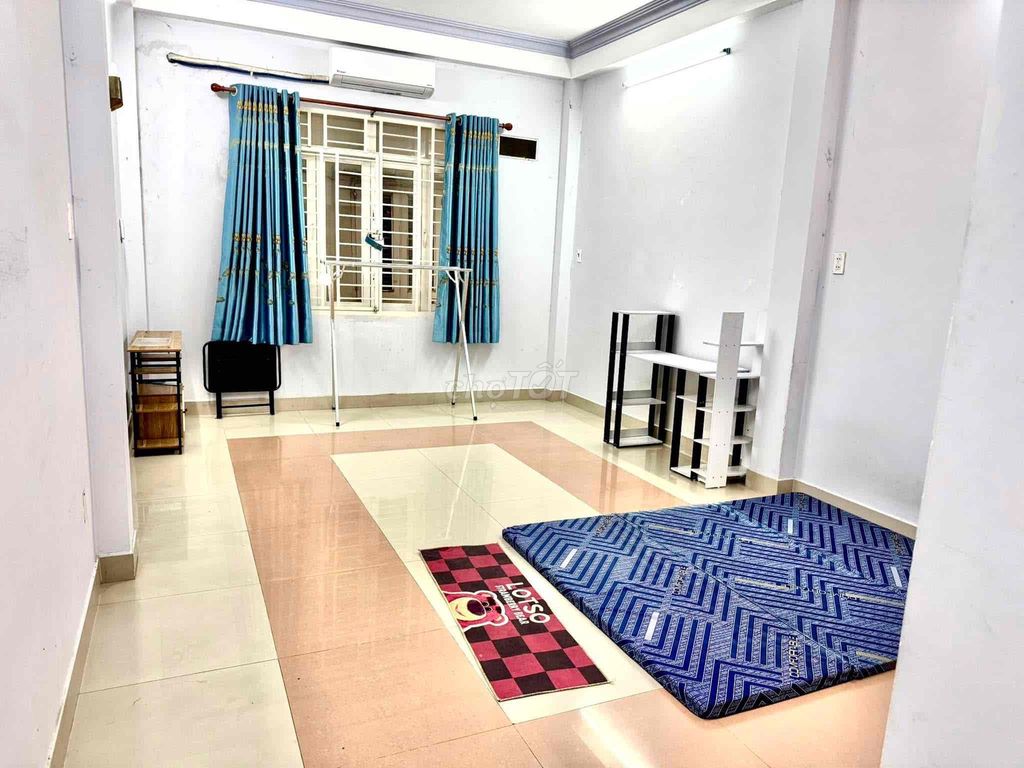Renting room 11 N Banking House 7