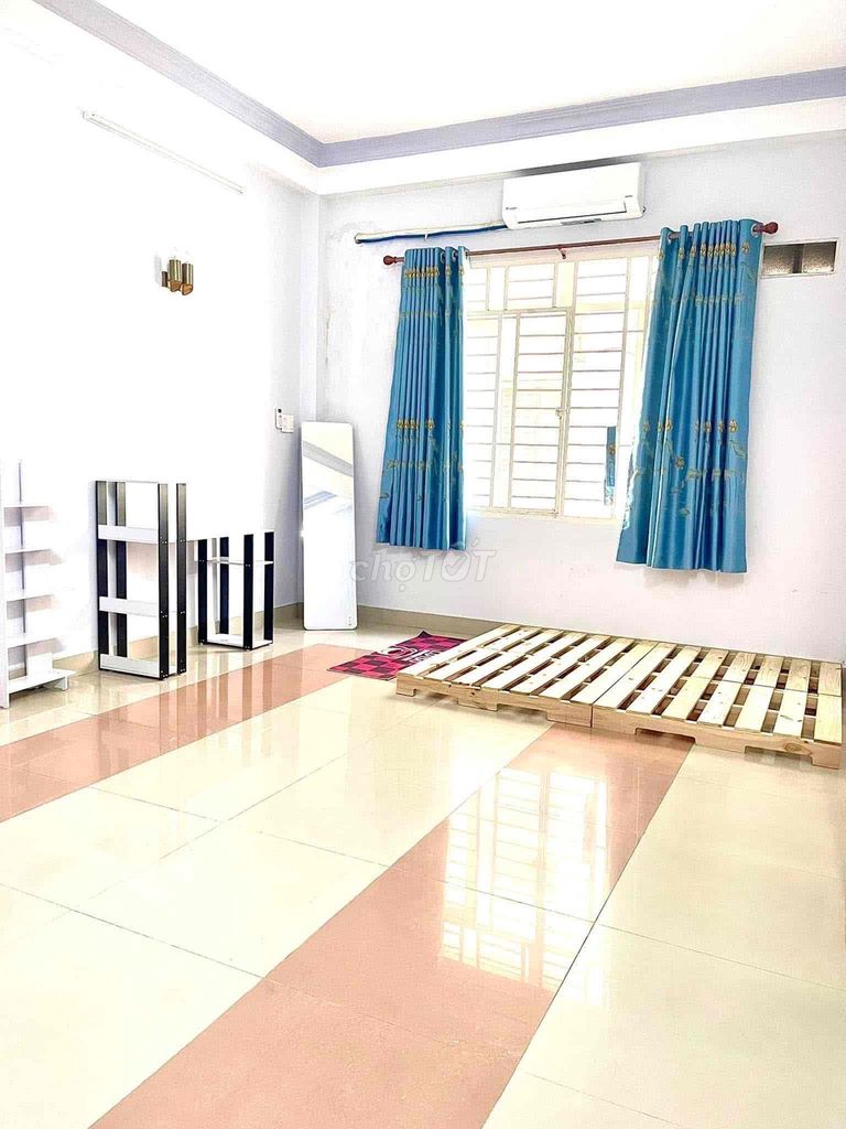 Renting room 11 N Banking House 7