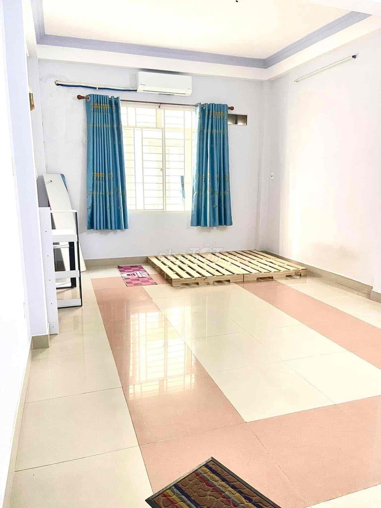 Renting room 11 N Banking House 7