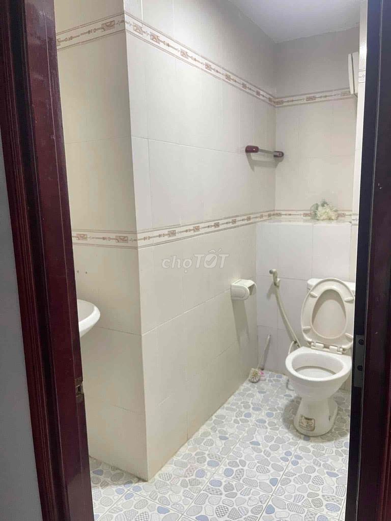 Renting room 11 N Banking House 7