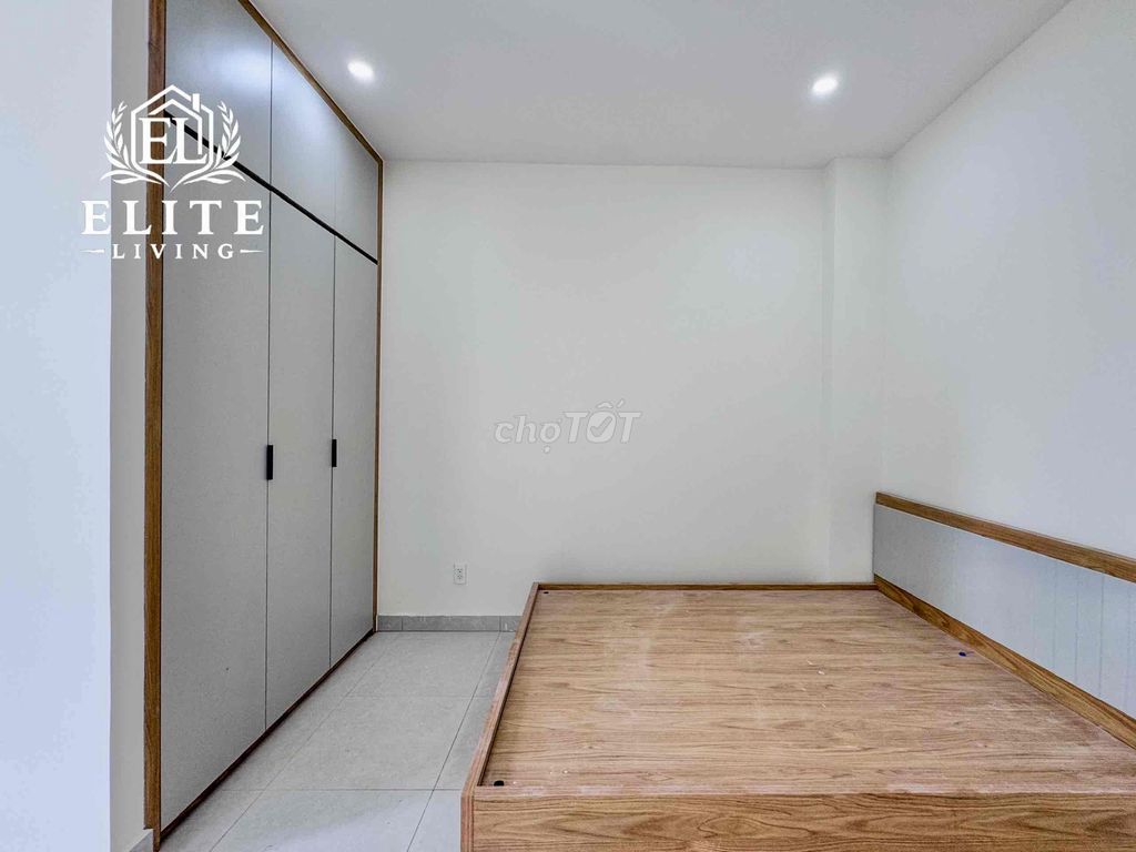 Studio's just full of open pond furniture, near Sala Mei's MostThey