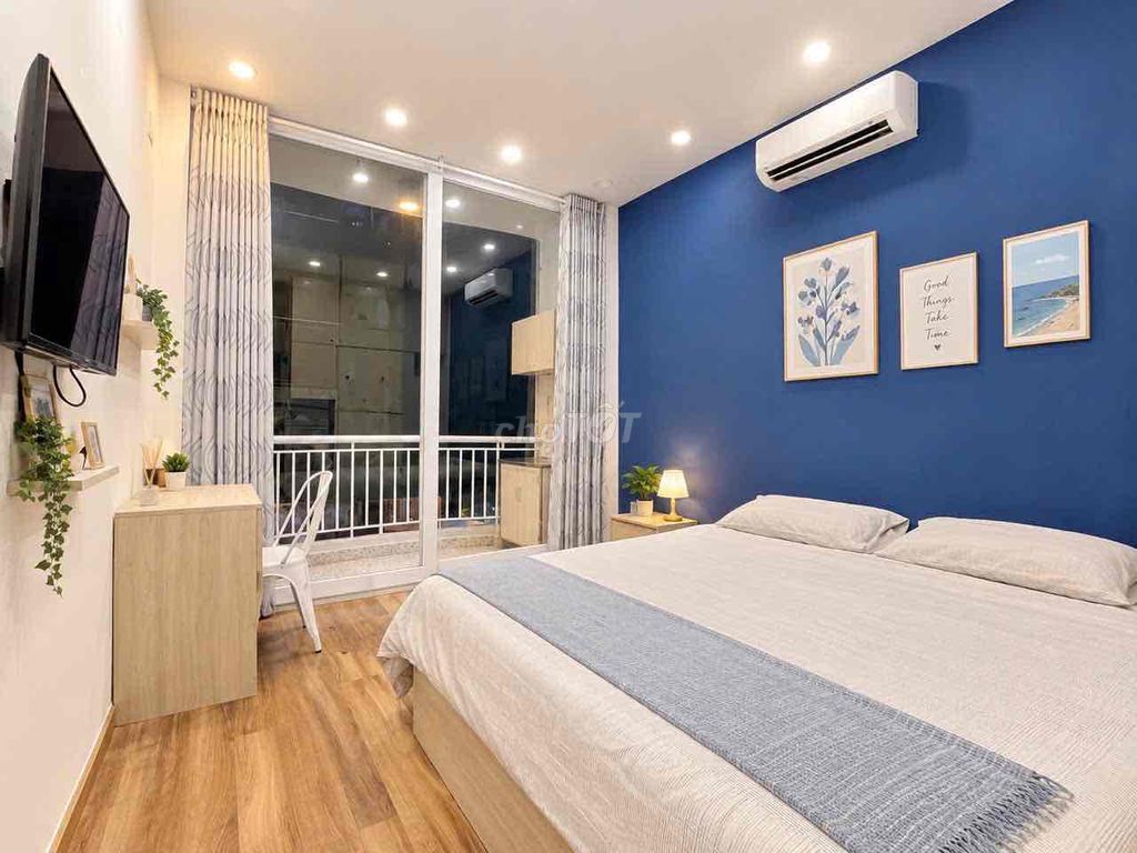 Rent a balcony studio full interior in the heart of District 1.