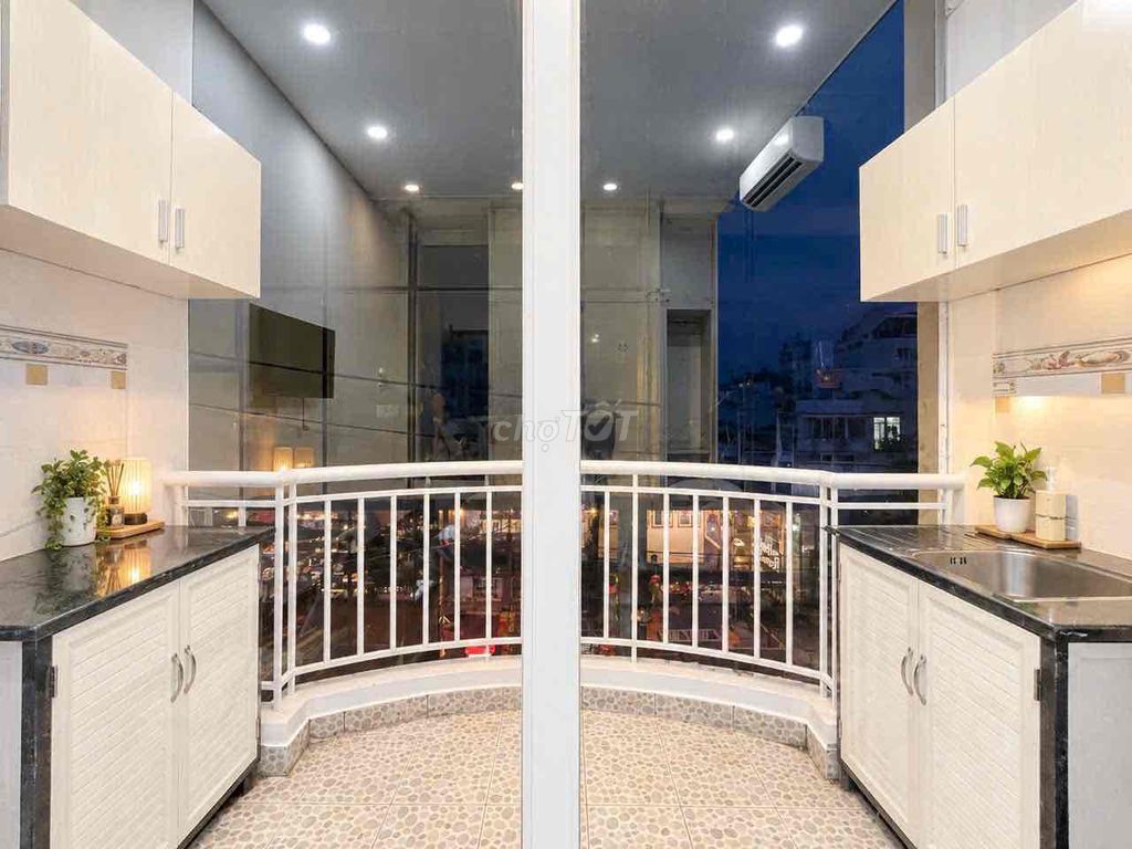 Rent a balcony studio full interior in the heart of District 1.