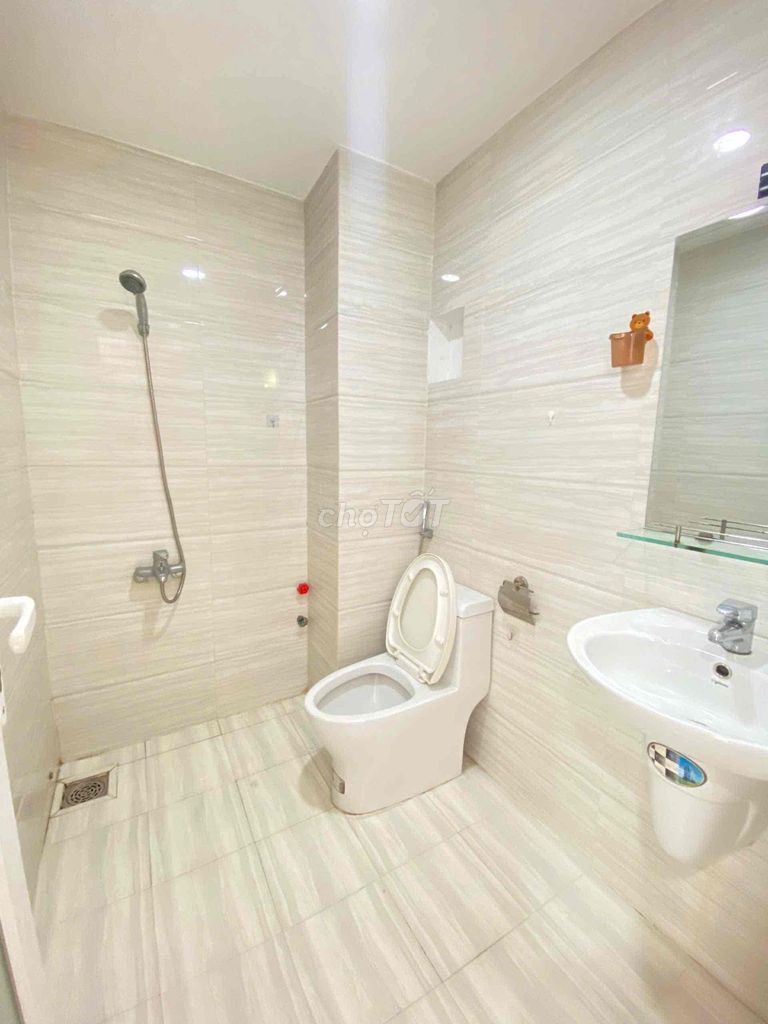 Rent a balcony studio full interior in the heart of District 1.