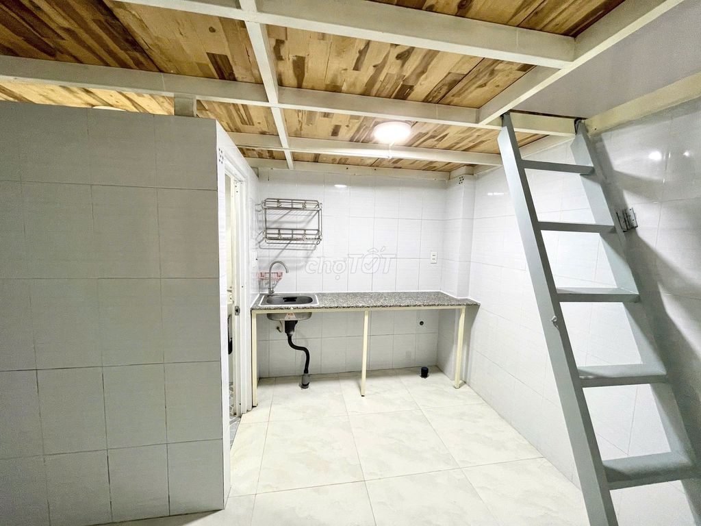 Cold engine room, now free - security is just a mile away, spkt