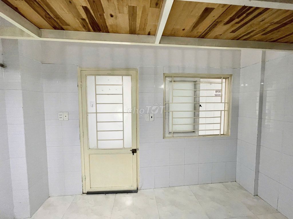 Cold engine room, now free - security is just a mile away, spkt