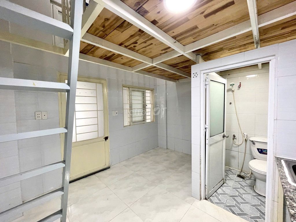 Cold engine room, now free - security is just a mile away, spkt