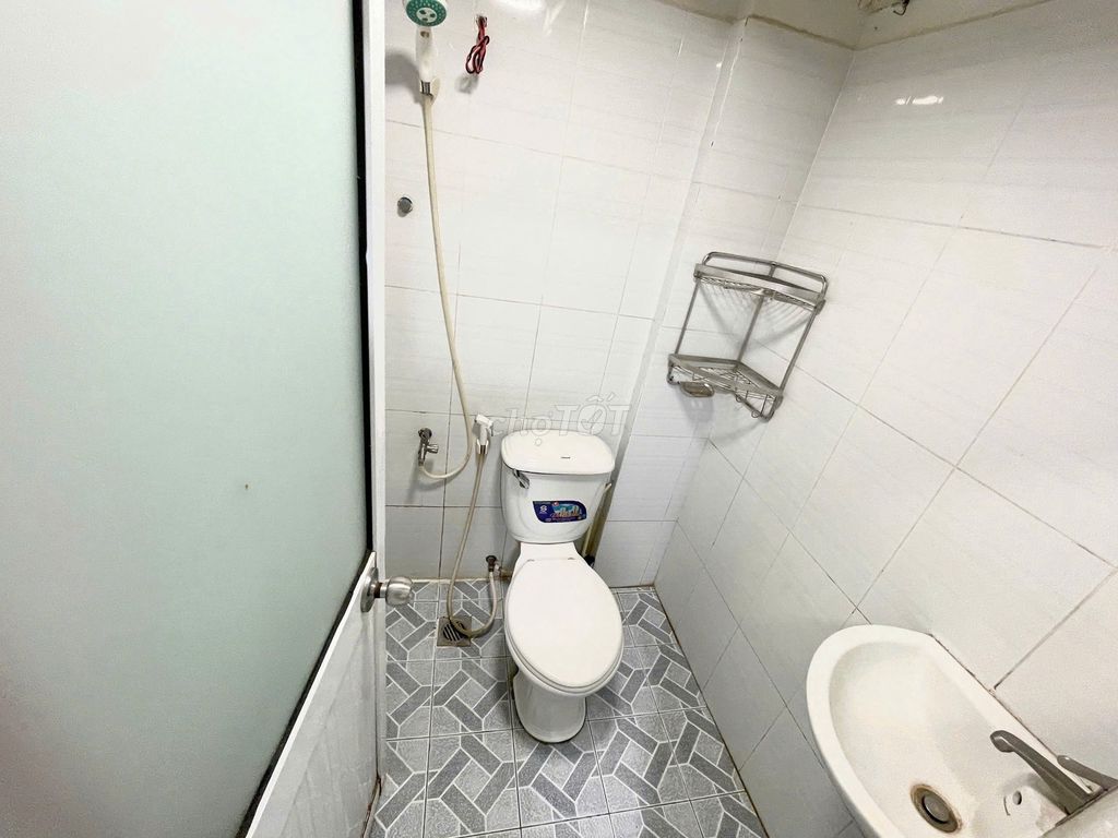 Cold engine room, now free - security is just a mile away, spkt
