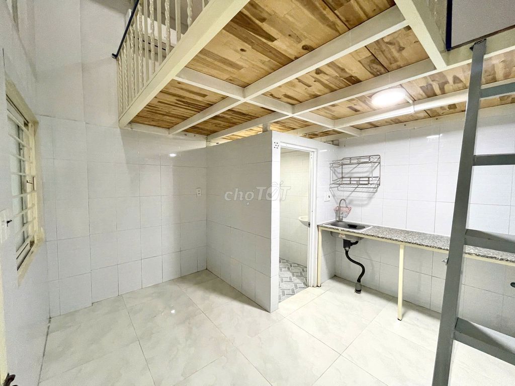 Cold engine room, now free - security is just a mile away, spkt