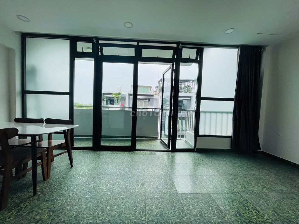 Rent a two-room service room that's 75-80 meters wide, separate passageway.