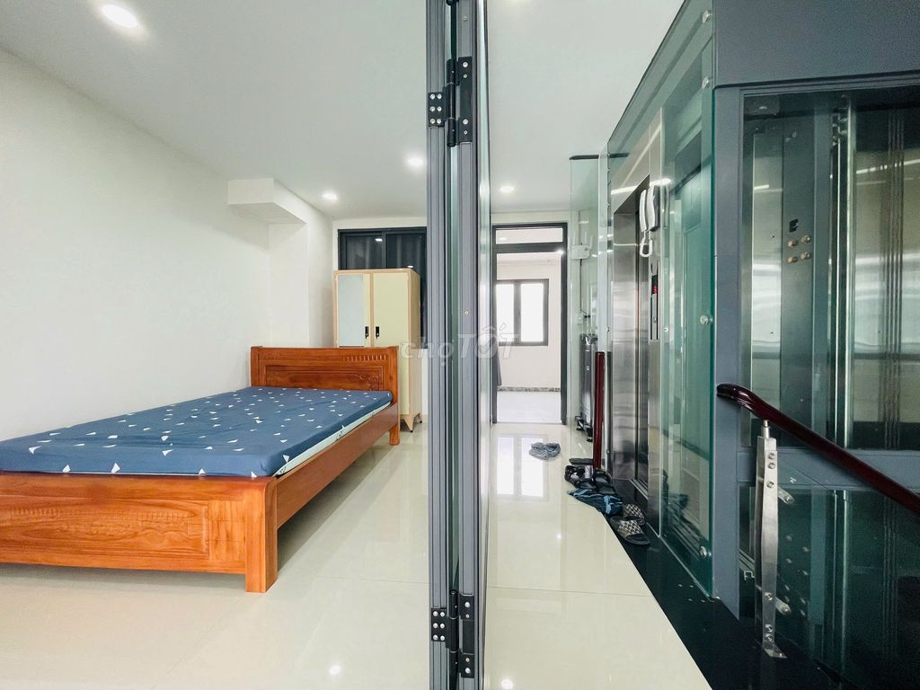 Rent a two-room service room that's 75-80 meters wide, separate passageway.