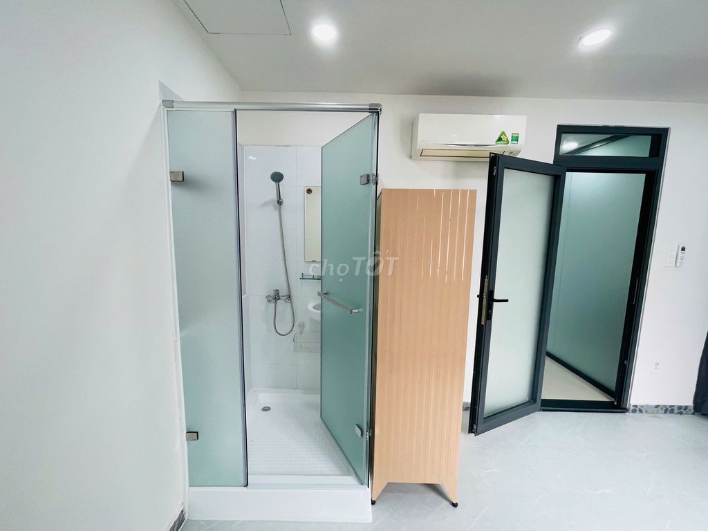 Rent a two-room service room that's 75-80 meters wide, separate passageway.