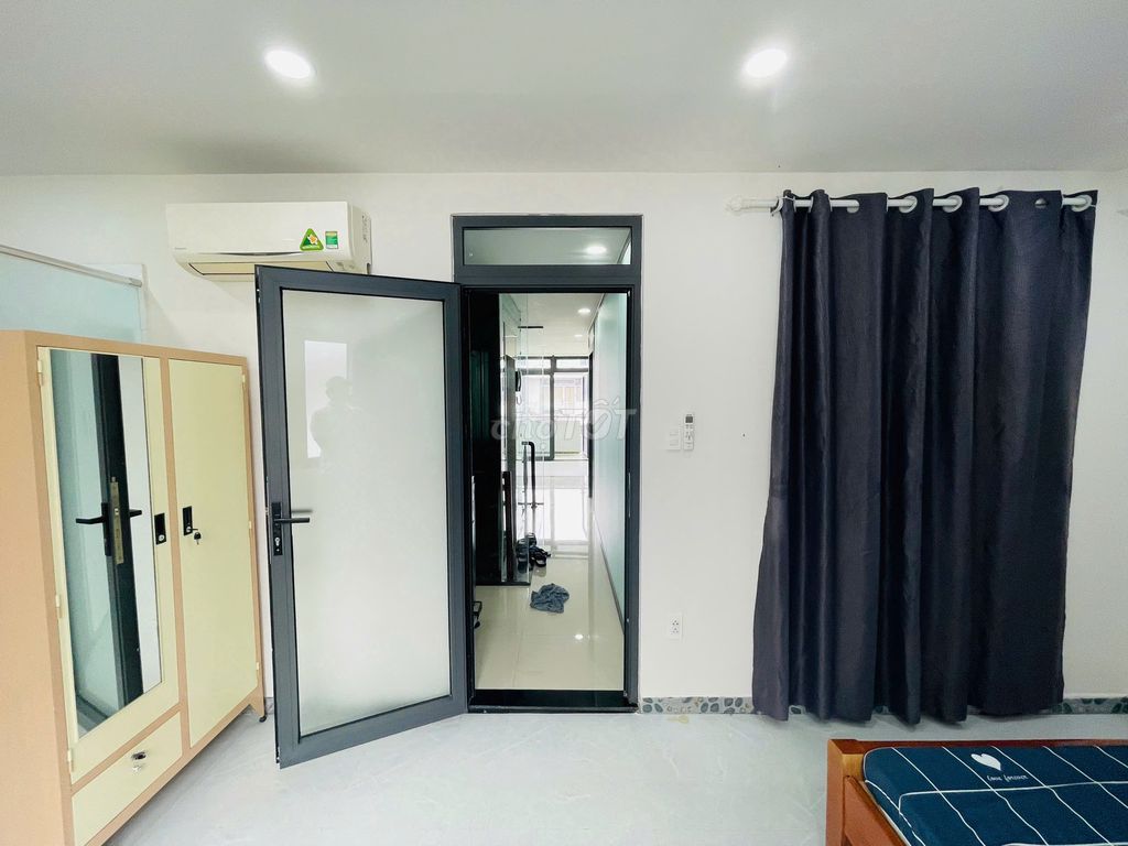Rent a two-room service room that's 75-80 meters wide, separate passageway.