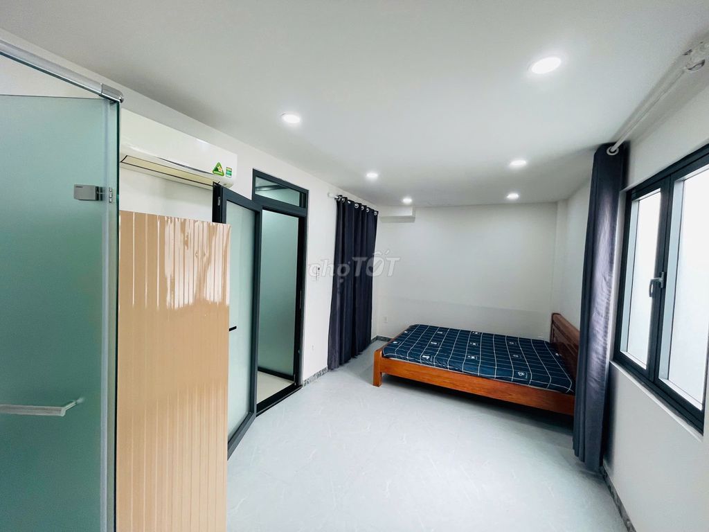 Rent a two-room service room that's 75-80 meters wide, separate passageway.