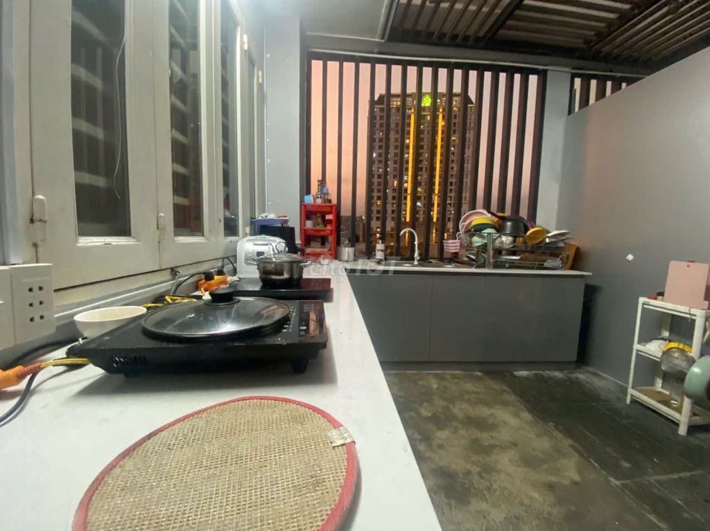Room 35 m2 only calculates electricity, separates kitchen, smart tv60 inch_100 meters to the Constitution