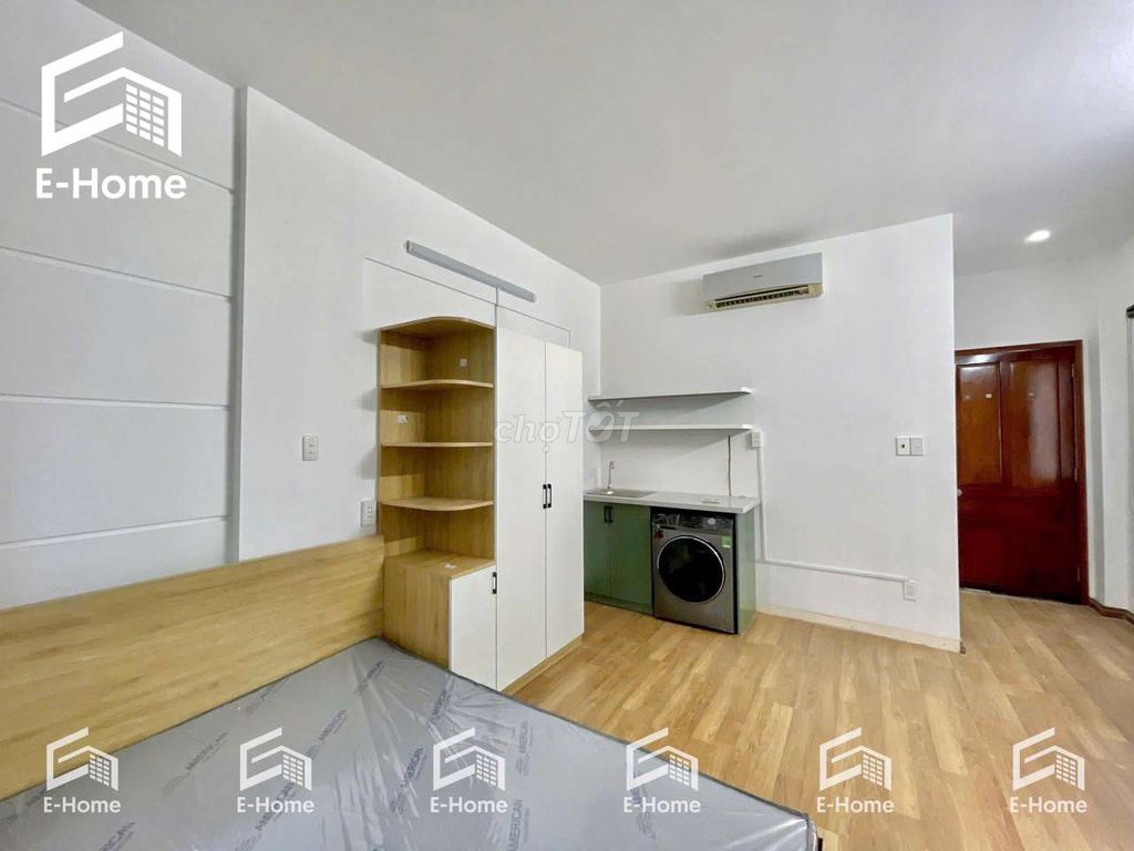 The public balcony studio has its own washing machine