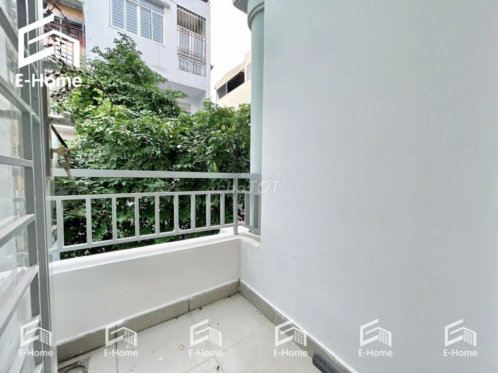 The public balcony studio has its own washing machine