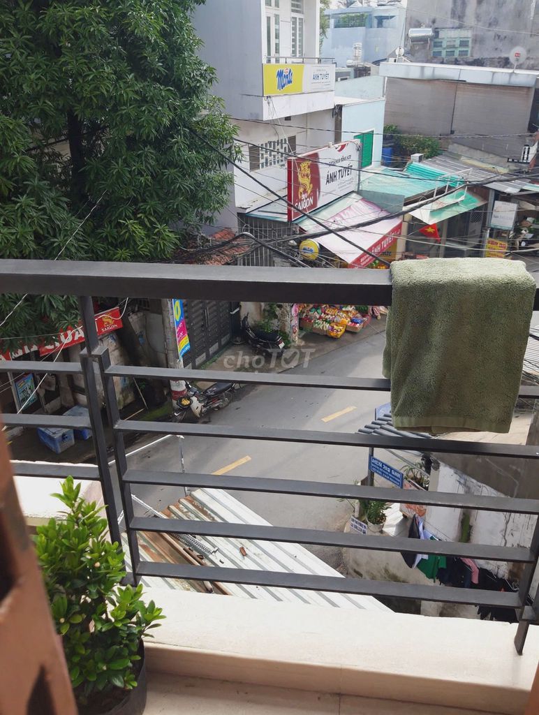 There's a balcony. The price of the deal. Freelantrs, business itself in full clothes.