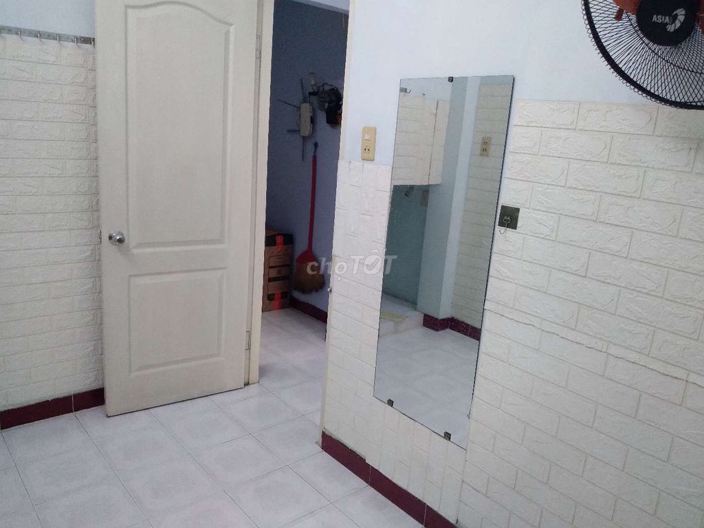 Get a room for women, first floor, same owner, private passage.