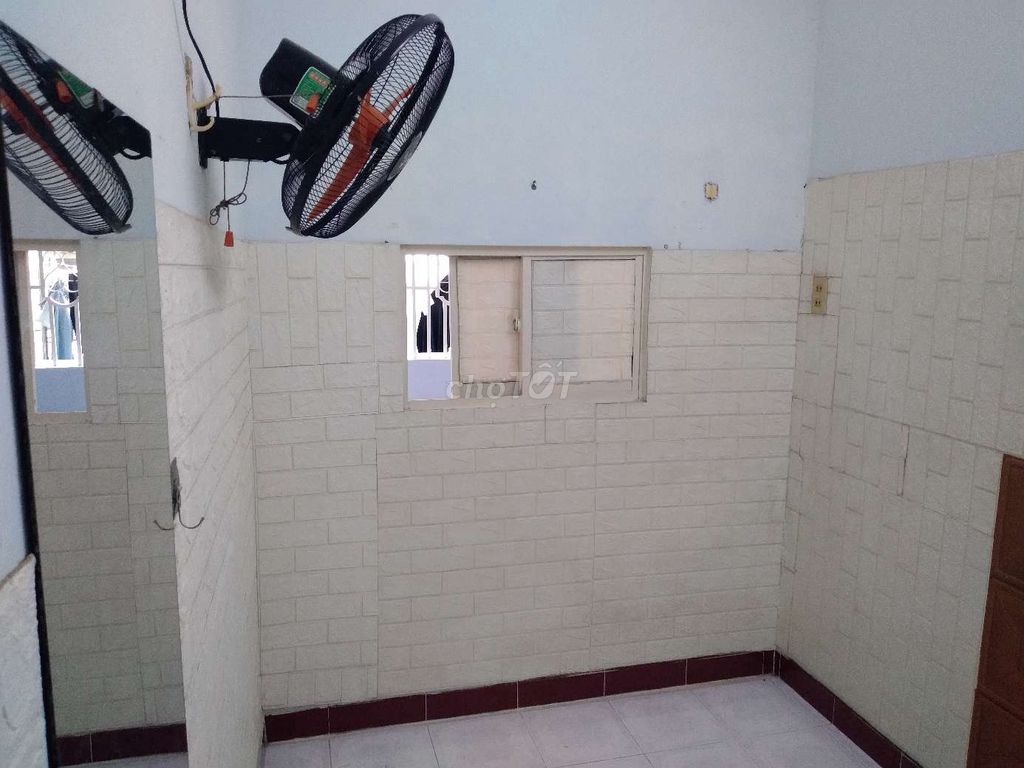 Get a room for women, first floor, same owner, private passage.