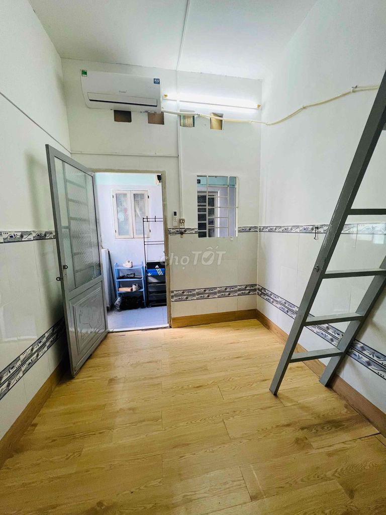 Rent the air conditioning room, low guard, right on the 7th.