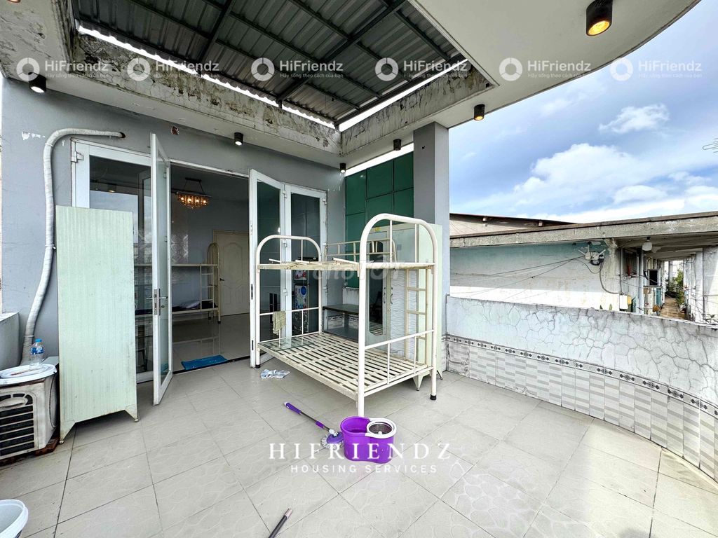 A student's room has a wide balcony, Nguyễn Trãi front, District 5.