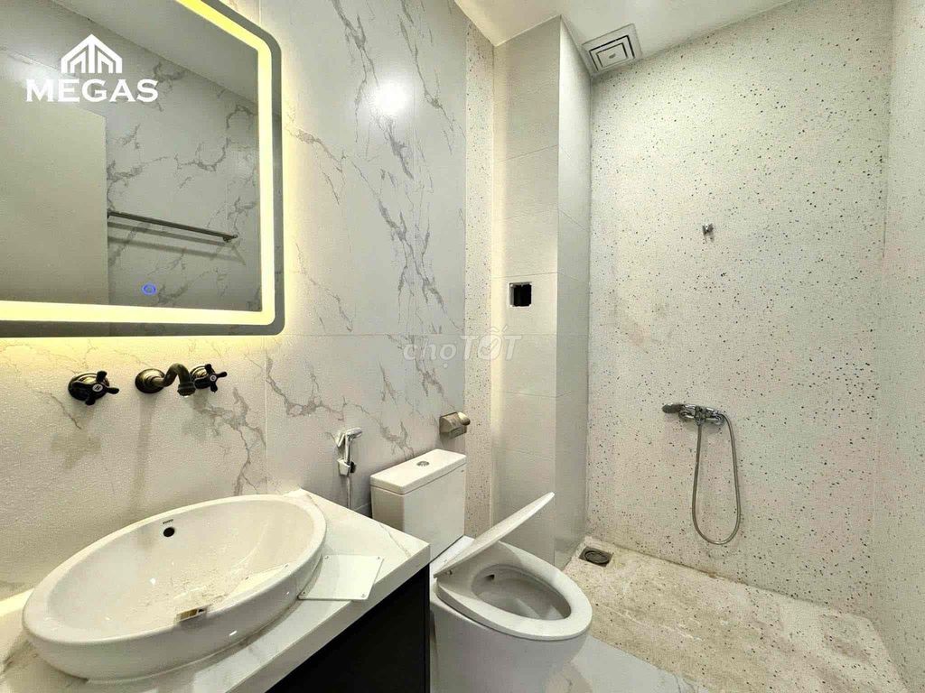 Classy lodge--full interior--glass window--right Phan Huy Ích