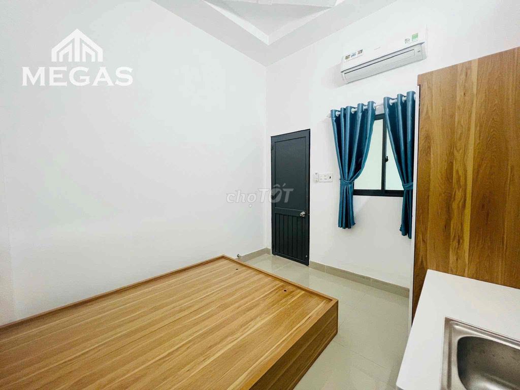 Cheap motel--full interior-- open window--right Dương Thị Mười