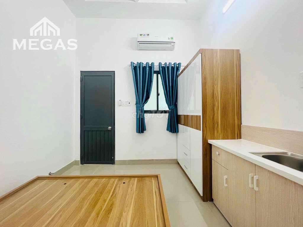 Cheap motel--full interior-- open window--right Dương Thị Mười