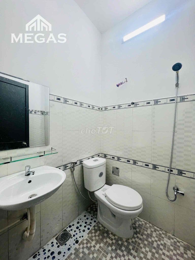 Cheap motel--full interior-- open window--right Dương Thị Mười